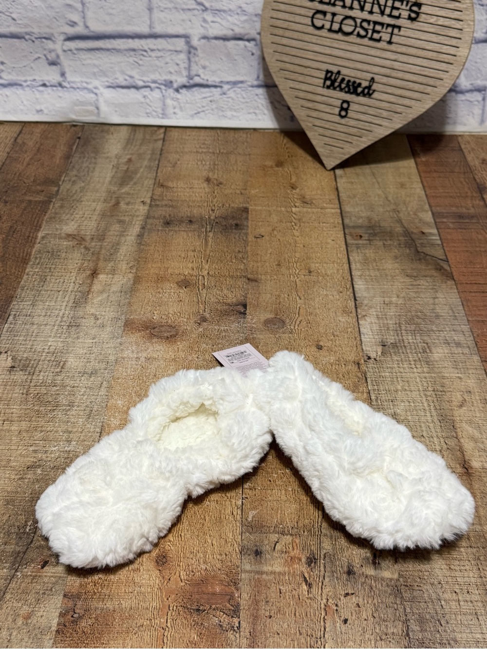 Auden Faux-Fur
Slipper Socks nwt size 5-7 

With gripper bottoms
Faux-shearling